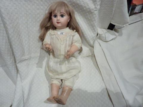 EXCEPTIONNEL GRAND BÉBÉ JUMEAU BOUCHE FERMÉE OREILLES RAPPORTÉES - 84 cm