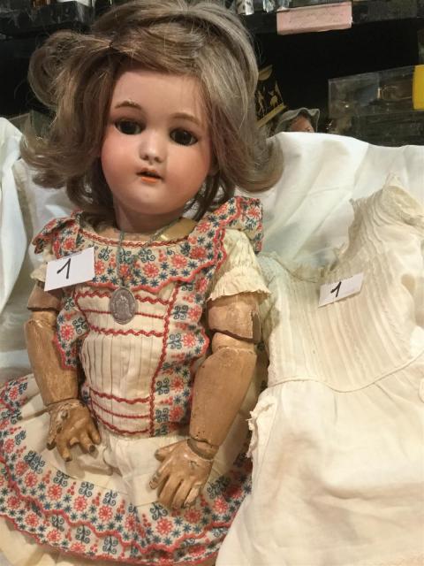 Rare poupée parisienne à mécanisme vocal - auctions & price archive