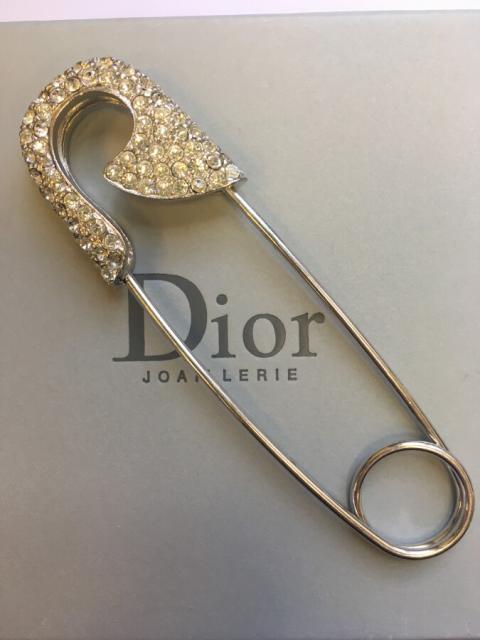 Lot De Broches Fantaisie Et épingles De Mode D'occasion - Pour Customiser Vêtements, Chapeaux, Sacs