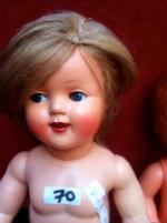 Lot comprenant : 1 poupée RAYNAL 1, fillette rhodoïd blonde, yeux...
