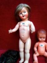 Lot comprenant : 1 poupée RAYNAL 1, fillette rhodoïd blonde, yeux...