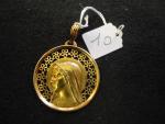 DROPSY : Médaille "Vierge" en or jaune à motifs ajourés....