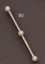 Broche barrette en or gris ornée de trois perles boutons...
