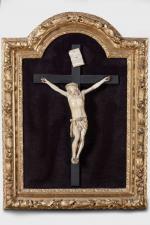 CRUCIFIX en ivoire sculpté à large Christ jambes fléchies à...