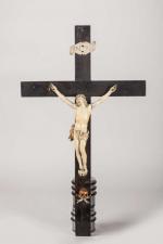 CHRIST sur la croix en ivoire sculpté époque fin XIXe...
