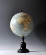 Globe terrestre en bois et papier sur un pied en...