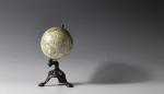 Globe terrestre en bois, papier et bronze. Signé, en cartouche,...