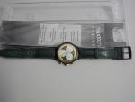 Une MONTRE SWATCH. 1992 en acier, bracelet de cuir vert.