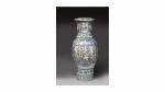 Vase de forme balustre en porcelaine de Canton à décor...