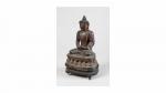 STATUETTE en bronze anciennement laqué représentant le bouddha assis en...