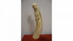 STATUETTE en ivoire représentant un pecheur tenant un bambou et...