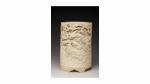 VASE ou PORTE-PINCEAUX cylindrique en ivoire à décor de samouraï...