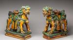 * Deux Lions boudhiques formant porte-cierges en céramique émaillée verte...
