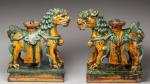 * Deux Lions boudhiques formant porte-cierges en céramique émaillée verte...