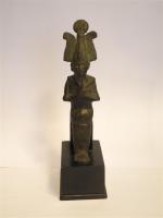 D'après l'antique EGYPTE - STATUETTE en bronze représentant Osiris assise....