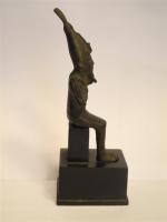 D'après l'antique EGYPTE - STATUETTE en bronze représentant Osiris assise....