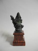 INDE - "Divinités" en bronze reposant sur une base en...