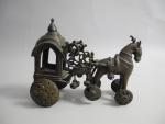 INDE - CHARIOT DE PROCESSION en bronze composé d'un cheval...