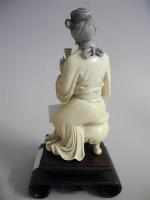 OKIMONO en ivoire: "Dame aux clochettes". H. 15,5 cm. Poids...