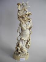 JAPON - OKIMONO en ivoire représentant une divinité féminine. Période...