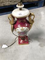VASE monté en lampe en porcelaine émaillée polychrome à décor...