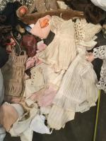 Lot de vêtements de poupées..une cinquantaine différentes tailles, différentes époques,...