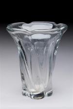 Daum
Vase de forme ouverte mouvementée en cristal blanc. Petits éclats...