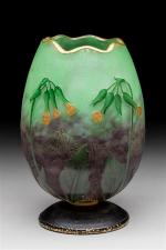 Daum
Vase en forme d'oeuf sur piédouche en verre gravé à...