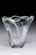 Daum
Vase de forme ouverte mouvementée en cristal blanc. Signé. H....