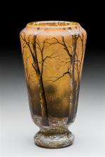 Daum
Vase de forme conique en verre gravé à l'acide et...
