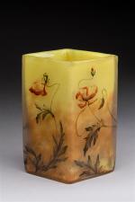 Daum
Vase de forme carrée en verre gravé à l'acide et...