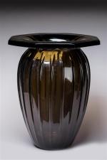 Daum
Grand vase en verre fumé de forme ovoïde à bandes...