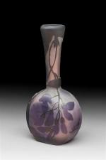 Gallé
Vase soliflore à panse aplatie en verre gravé à l'acide...