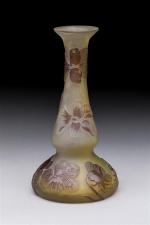 Gallé
Vase soliflore à col galbé en verre gravé à l'acide...