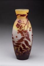 Gallé
Vase de forme bombée à col ouvert en verre gravé...