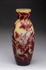 Gallé
Vase de forme bombée à col ouvert en verre gravé...