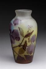 Gallé
Vase de forme pansue en verre gravé à l'acide à...