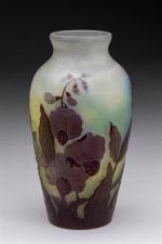 Gallé
Vase de forme pansue en verre gravé à l'acide à...