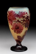 Gallé
Vase de forme ouverte sur piédouche en verre gravé à...