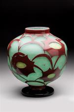 Le verre français
Vase de forme boule sur piédouche modèle "...