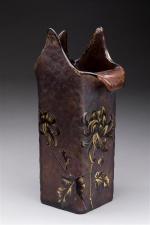 Montjoye attribué à 
Vase de forme carrée en verre gravé...