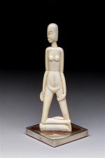 Ecole cubiste 
" Femme nue agenouillée "
Sculpture stylisée en ivoire...