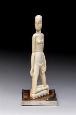 Ecole cubiste 
" Femme nue agenouillée "
Sculpture stylisée en ivoire...