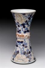 JAPON - VASE cornet en porcelaine Fukugawa, à décor de...