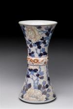 JAPON - VASE cornet en porcelaine Fukugawa, à décor de...
