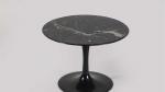* Eero Saarinen (1910-1961). Une table basse ronde modèle "