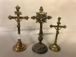 Trois CRUCIFIX en bronze et bronze argenté. Epoque XIXème siècle....