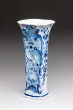 DELFT. Vase cornet en faïence émaillée blanc-bleu à décor floral...