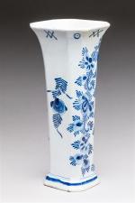 DELFT. Vase cornet en faïence émaillée blanc-bleu à décor floral...