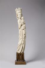 Grande SCULPTURE en ronde-bosse en ivoire à décor d'une Vierge...